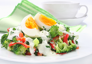 Feiner-Brokkoli-Eier-Salat-©-Pawel-Spychala