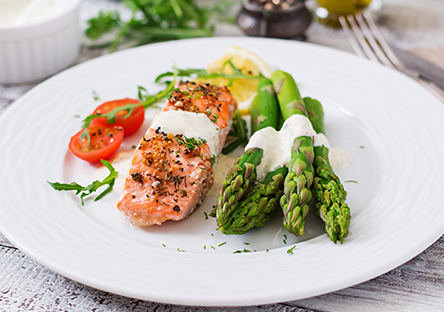 Lachs mit grünem Spargel und feiner Soße